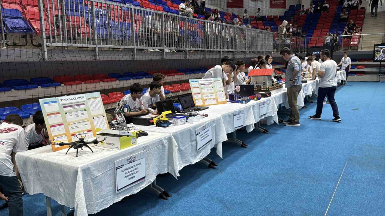 KARABÜK'TE DÜZENLENEN TEKNOKARABÜK FESTİVALİ'NDE ÖĞRENCİLER  HAZIRLADIKLARI TEKNOLOJİ VE BİLİM...