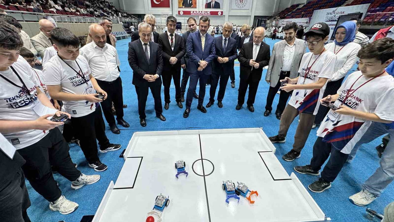 KARABÜK'TE DÜZENLENEN TEKNOKARABÜK FESTİVALİ'NDE ÖĞRENCİLER  HAZIRLADIKLARI TEKNOLOJİ VE BİLİM...