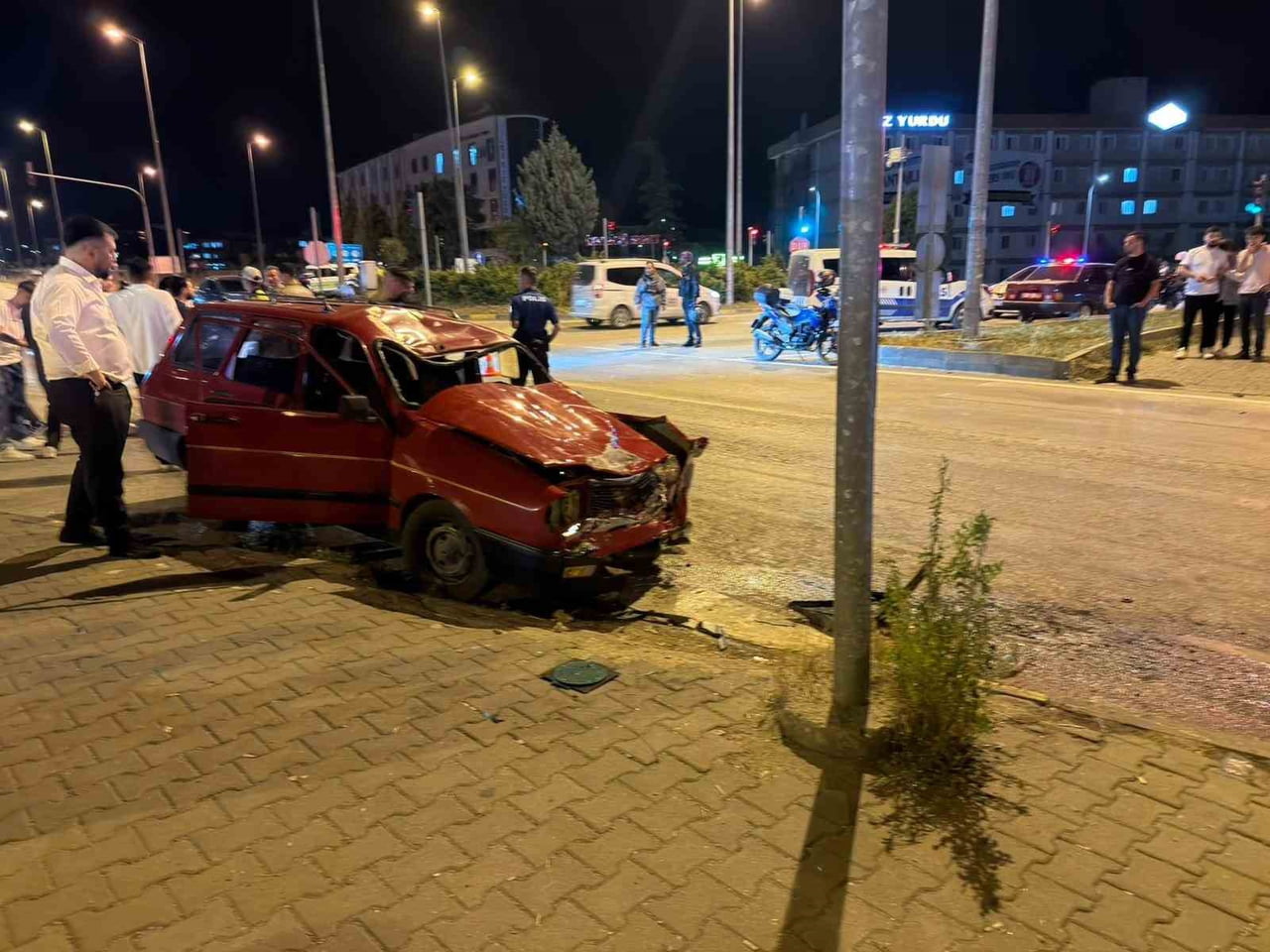 KARABÜK'TE KIRMIZI IŞIK İHLALİ YAPAN OTOMOBİLİN, MOTOSİKLETE ÇARPMASI SONUCU 19 YAŞINDAKİ SÜRÜCÜ ...