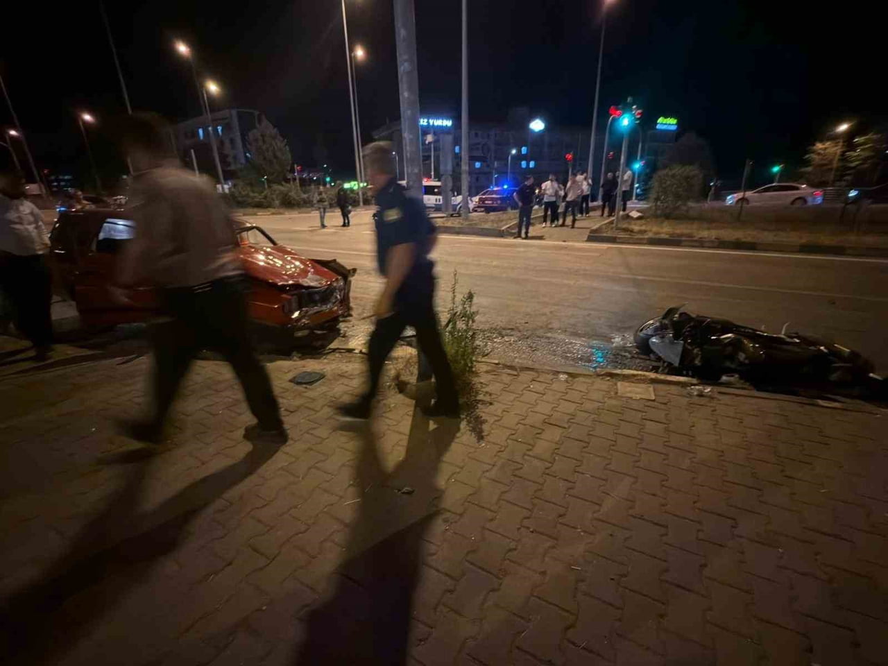 KARABÜK'TE KIRMIZI IŞIK İHLALİ YAPAN OTOMOBİLİN, MOTOSİKLETE ÇARPMASI SONUCU 19 YAŞINDAKİ SÜRÜCÜ ...