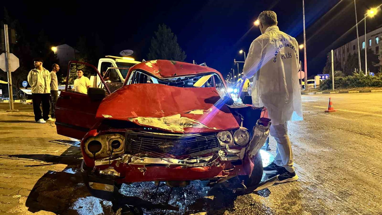KARABÜK'TE KIRMIZI IŞIK İHLALİ YAPARAK MOTOSİKLETE ÇARPAN OTOMOBİL SÜRÜCÜSÜNE 51 BİN LİRA PARA...