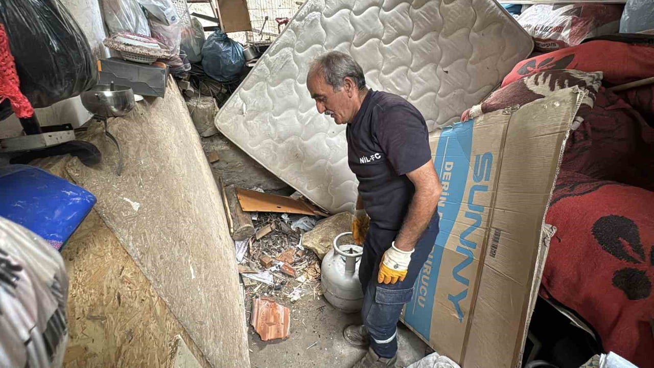 KARABÜK'TE MEYDANA GELEN HEYELANDA YAMAÇTAN KOPAN KAYA PARÇALARI, BİR EVİN DUVARI İLE ÇATISINA...