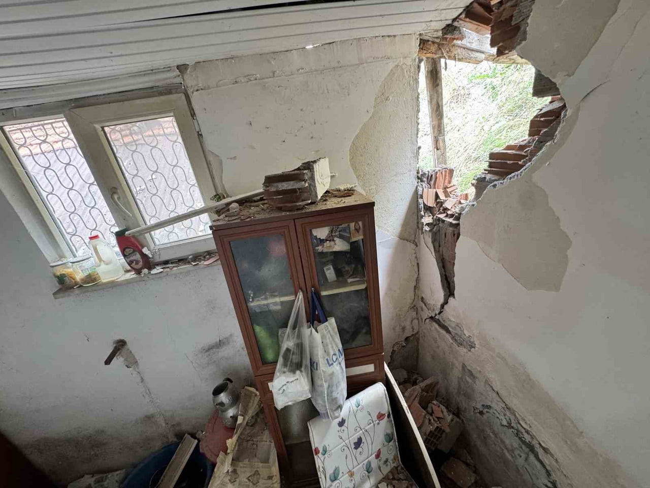 KARABÜK'TE MEYDANA GELEN HEYELANDA YAMAÇTAN KOPAN KAYA PARÇALARI, BİR EVİN DUVARI İLE ÇATISINA...