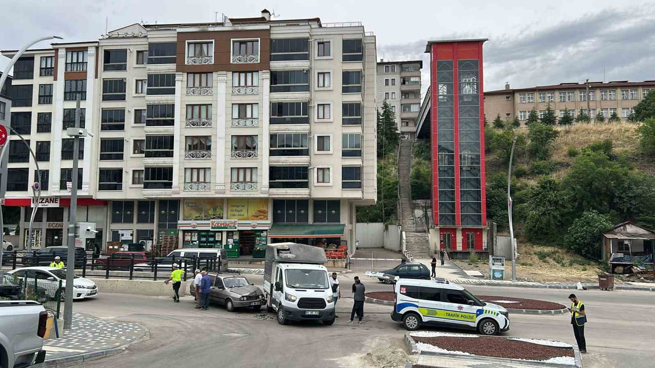 KARABÜK'TE OTOMOBİL İLE KAMYONETİN ÇARPIŞMASI SONUCU MEYDANA GELEN TRAFİK KAZASINDA 1 KİŞİ...