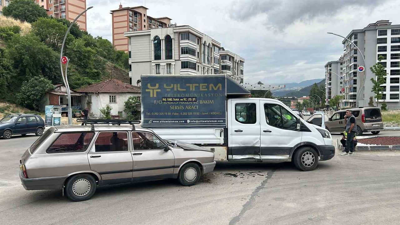 KARABÜK'TE OTOMOBİL İLE KAMYONETİN ÇARPIŞMASI SONUCU MEYDANA GELEN TRAFİK KAZASINDA 1 KİŞİ...