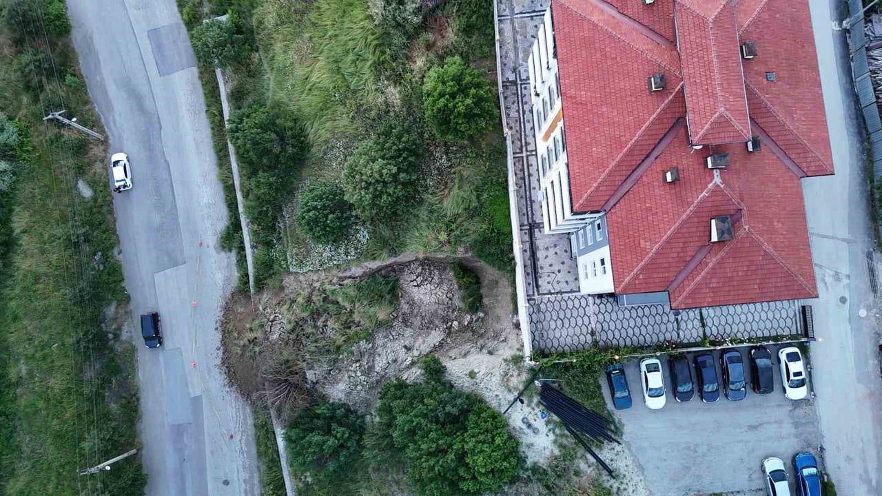 KARABÜK'TE SAĞANAK YAĞIŞLARIN ARDINDAN MEYDANA GELEN VE DRONLA GÖRÜNTÜLENEN HEYELAN NEDENİYLE...