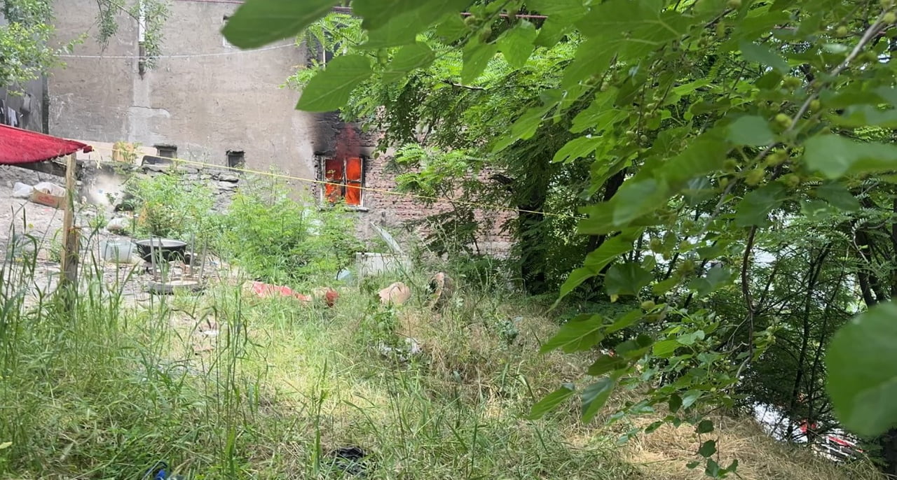 KARABÜK'TE ÜÇ KATLI BİR EVİN İKİNCİ KATINDA ÇIKAN YANGIN, İTFAİYE EKİPLERİNİN MÜDAHALESİYLE...