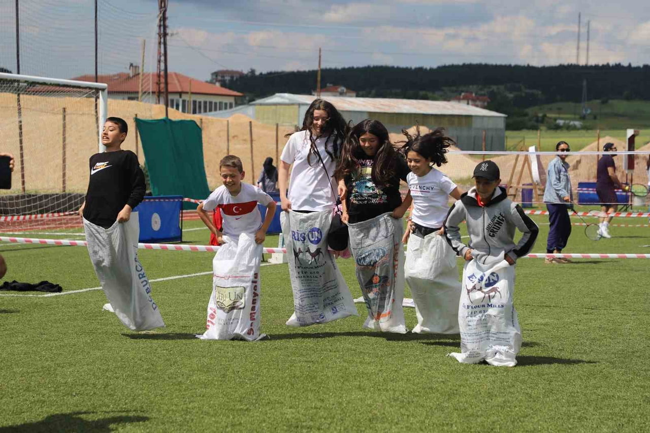 KARABÜK'ÜN EFLANİ İLÇESİNDE DÜZENLENEN GENÇLİK VE SPOR FESTİVALİ, YOĞUN KATILIM VE RENKLİ...