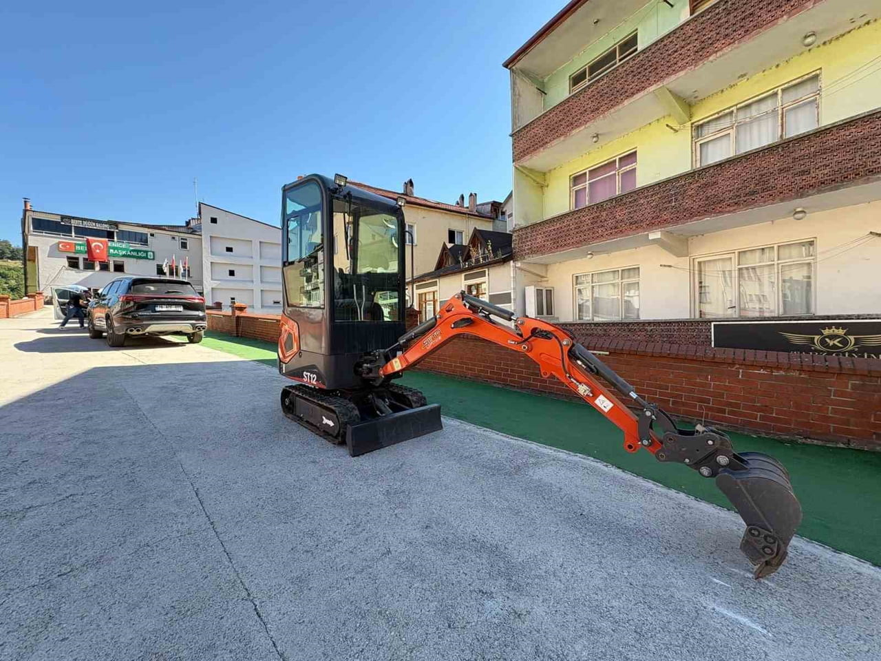 KARABÜK'ÜN YENİCE İLÇESİNDE İŞ İNSANI CEMAL DERELİ TARAFINDAN YENİCE BELEDİYESİNE MİNİ EKSKAVATÖR...