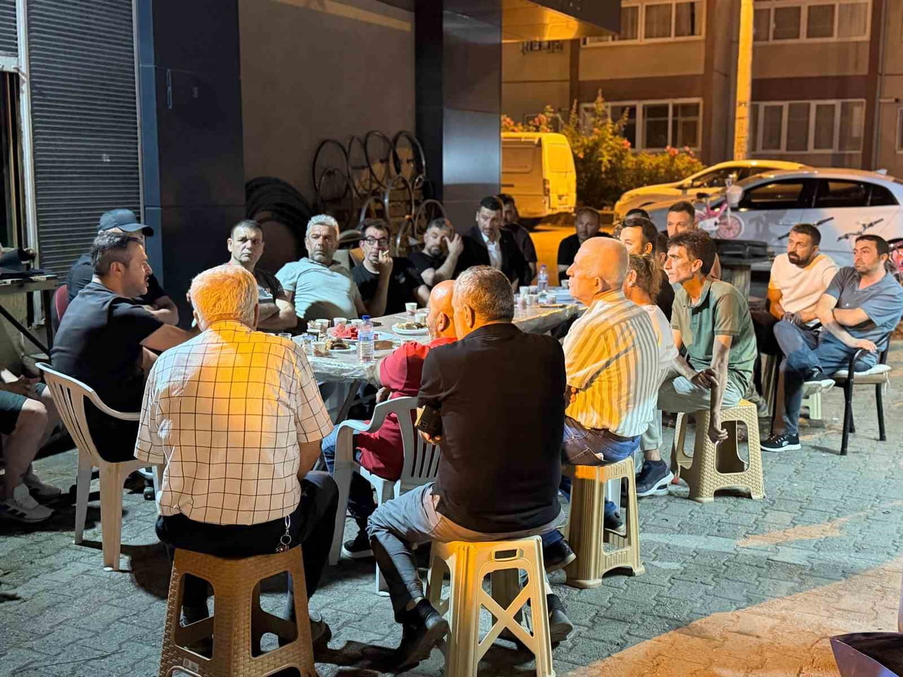 KARABÜK BELEDİYE BAŞKANI ÖZKAN ÇETİNKAYA, YOĞUN GEÇEN MESAİSİNİN ARDINDAN AKŞAM SAATLERİNDE 5000...