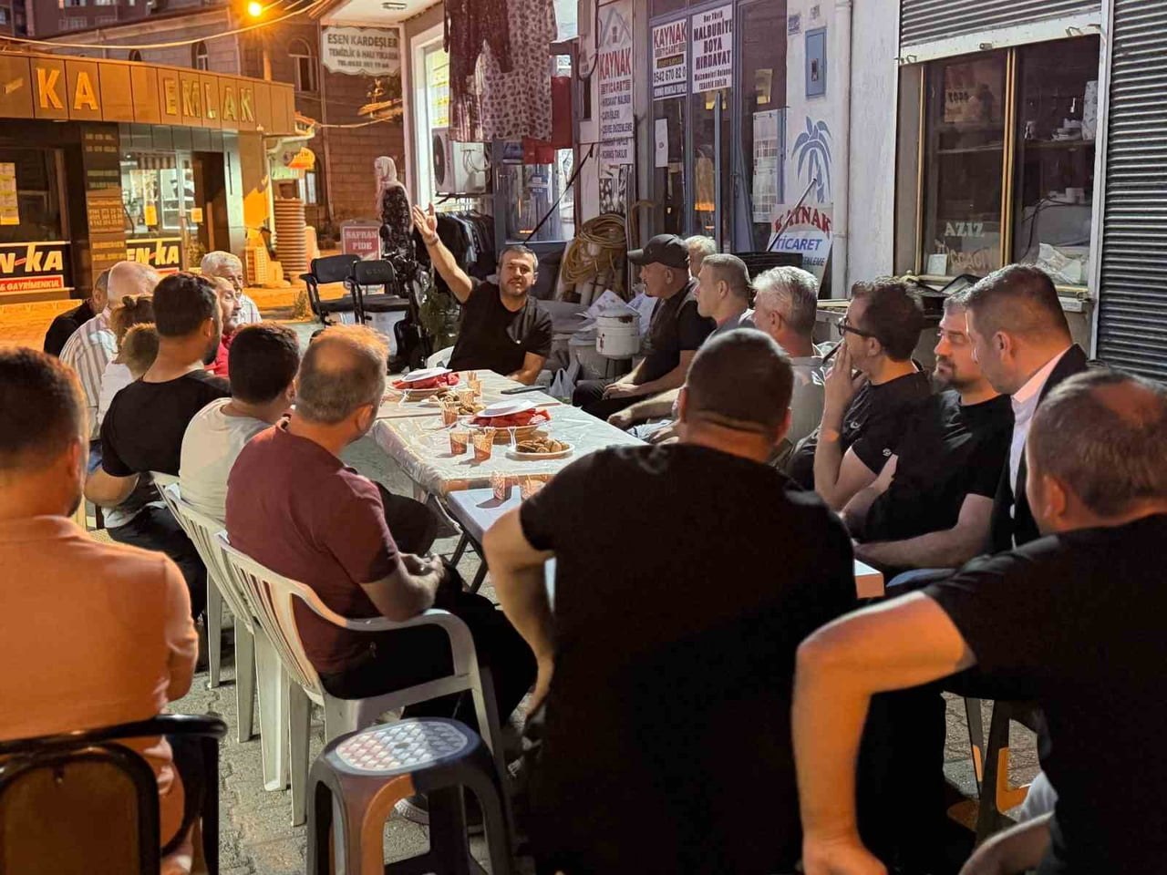 KARABÜK BELEDİYE BAŞKANI ÖZKAN ÇETİNKAYA, YOĞUN GEÇEN MESAİSİNİN ARDINDAN AKŞAM SAATLERİNDE 5000...