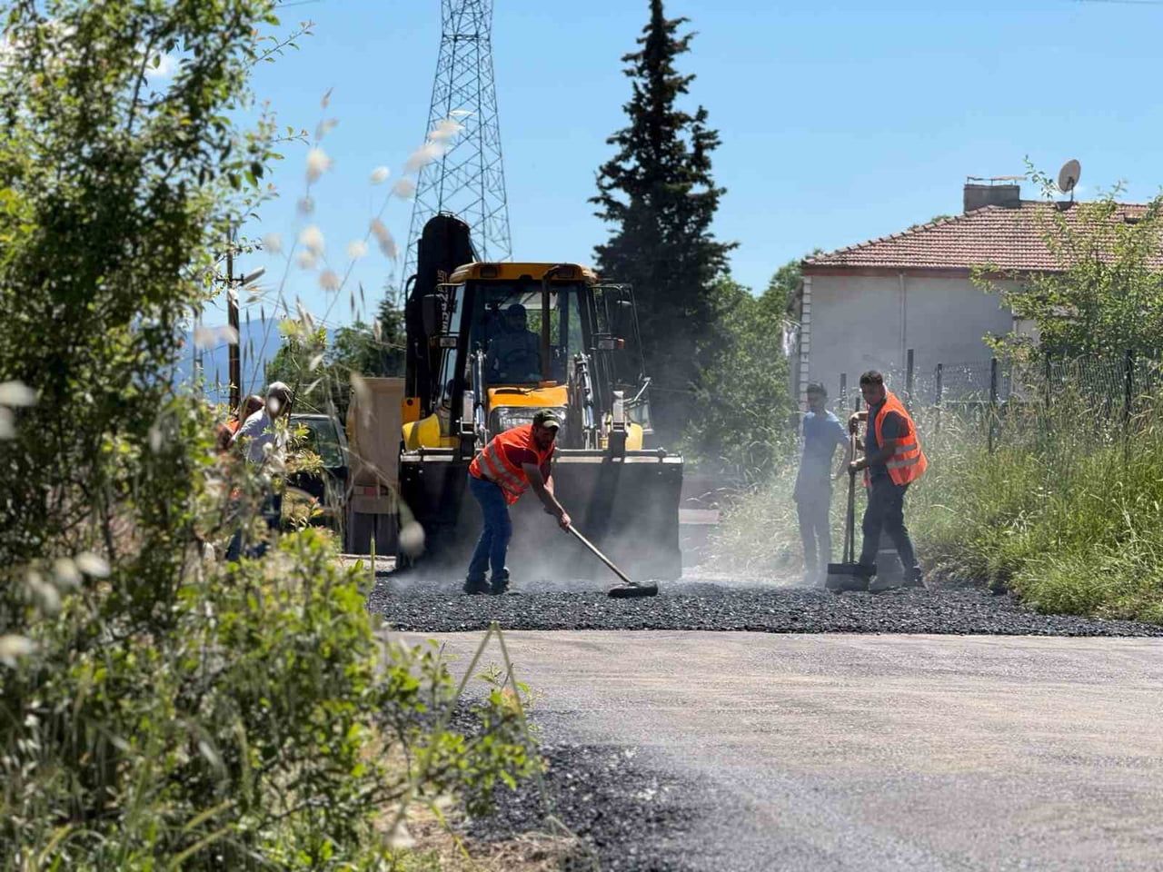 KARABÜK BELEDİYESİ FEN İŞLERİ MÜDÜRLÜĞÜ EKİPLERİ, KULLANIM ÖMRÜNÜ TAMAMLAYAN YOLLARI SICAK...