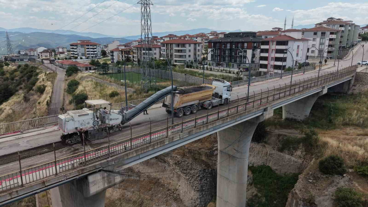 KARABÜK BELEDİYESİ, KANYON KÖPRÜ'DE BAŞLATTIĞI BAKIM VE ONARIM ÇALIŞMALARI KAPSAMINDA KÖPRÜYÜ...