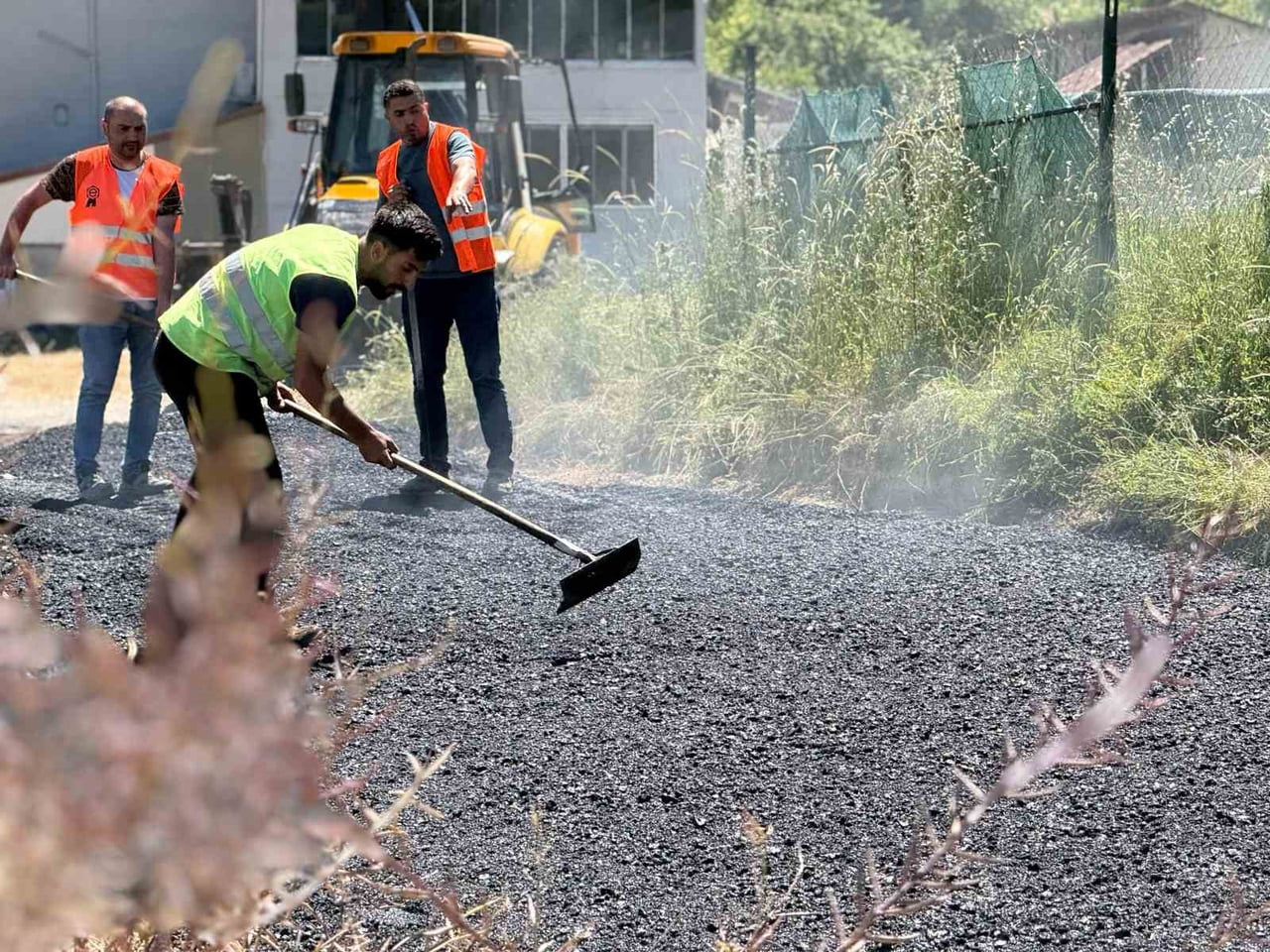 KARABÜK BELEDİYESİ, KENT GENELİNDE BAŞLATTIĞI ASFALT PROGRAMI KAPSAMINDA KAPULLU, BEŞBİNEVLER VE...