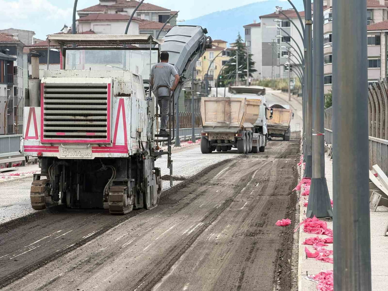 KARABÜK BELEDİYESİ, ŞEHİR İÇİ ULAŞIM GÜVENLİĞİNİ ARTIRMAK AMACIYLA KANYON KÖPRÜ'DE KAPSAMLI BAKIM...