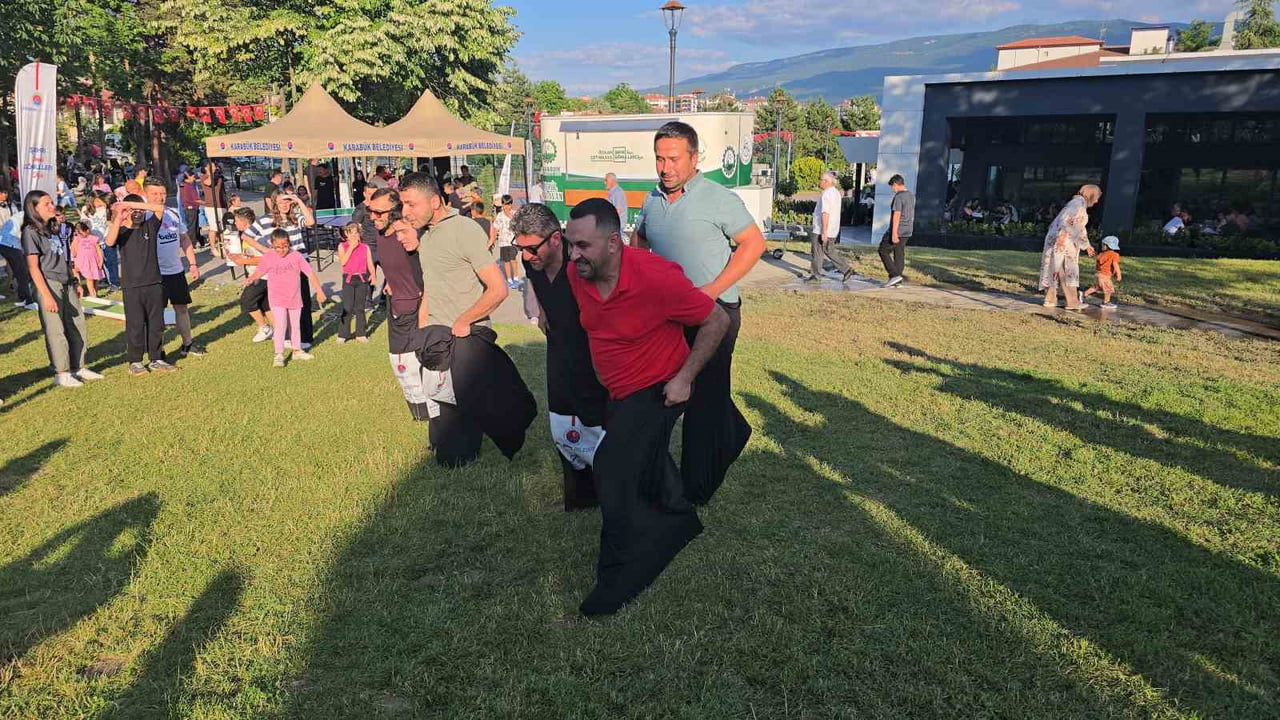 KARABÜK BELEDİYESİ TARAFINDAN BABALAR GÜNÜ DOLAYISIYLA DÜZENLENEN ETKİNLİKTE BABALAR VE ÇOCUKLARI...