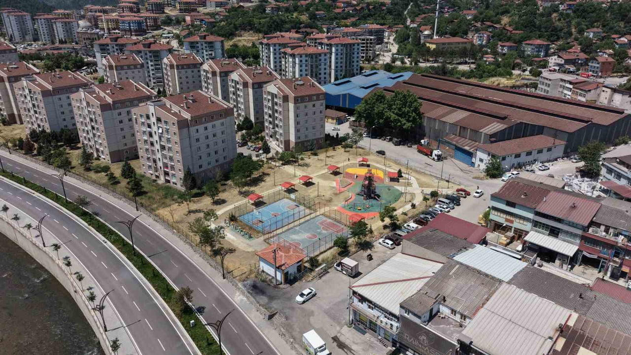KARABÜK BELEDİYESİ TARAFINDAN YAPIMI SÜRDÜRÜLEN DÖRT TEMA PARKTA ÇALIŞMALAR DEVAM EDERKEN...