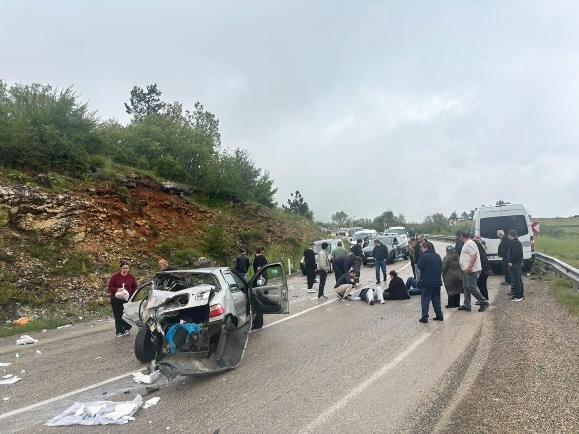 KARABÜK-EFLANİ KARAYOLUNDA OTOMOBİL İLE MİNİBÜSÜN ÇARPIŞMASI SONUCU 6 KİŞİNİN YARALANDIĞI TRAFİK...