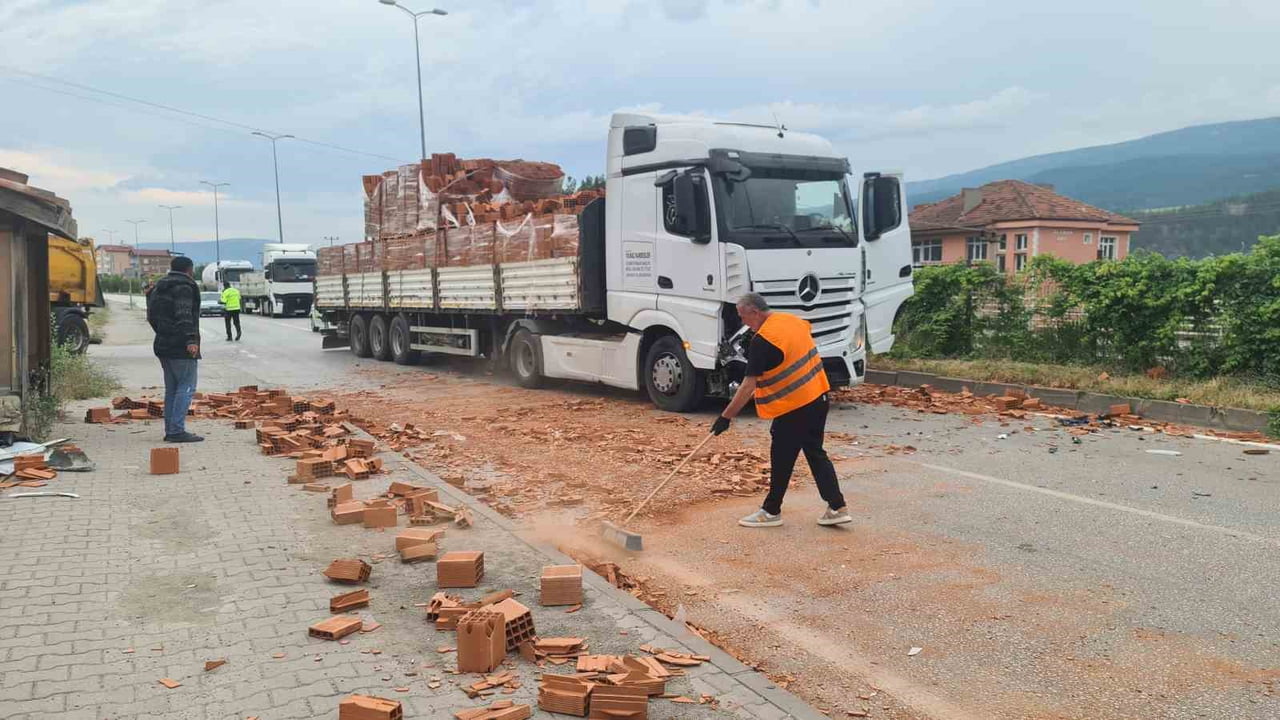 KARABÜK-KASTAMONU KARA YOLUNA KONTROLSÜZ ÇIKAN KAMYONETE TUĞLA YÜKLÜ TIR ÇARPTI