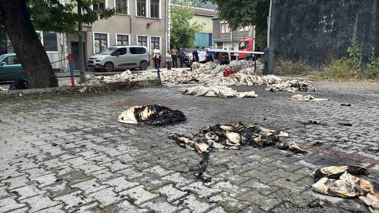 KARABÜK’TE BİR TEKSTİL İŞLETMESİNDE, ARACA MALZEME YÜKLEME SIRASINDA ÇIKAN YANGIN İTFAİYE...