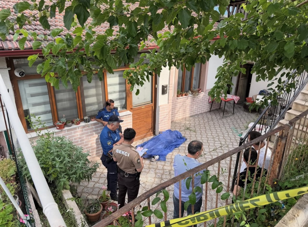 KARABÜK’TE DUT TOPLAMAK İÇİN AĞACI SİLKELEDİĞİ SIRADA FENALAŞTIĞI DEĞERLENDİRİLEN 60 YAŞINDAKİ...