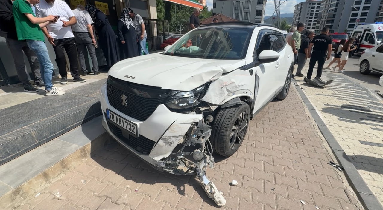 KARABÜK’TE EHLİYETSİZ SÜRÜCÜNÜN KULLANDIĞI OTOMOBİLİN BAŞKA BİR OTOMOBİLLE ÇARPIŞTIĞI KAZADA, ANNE...