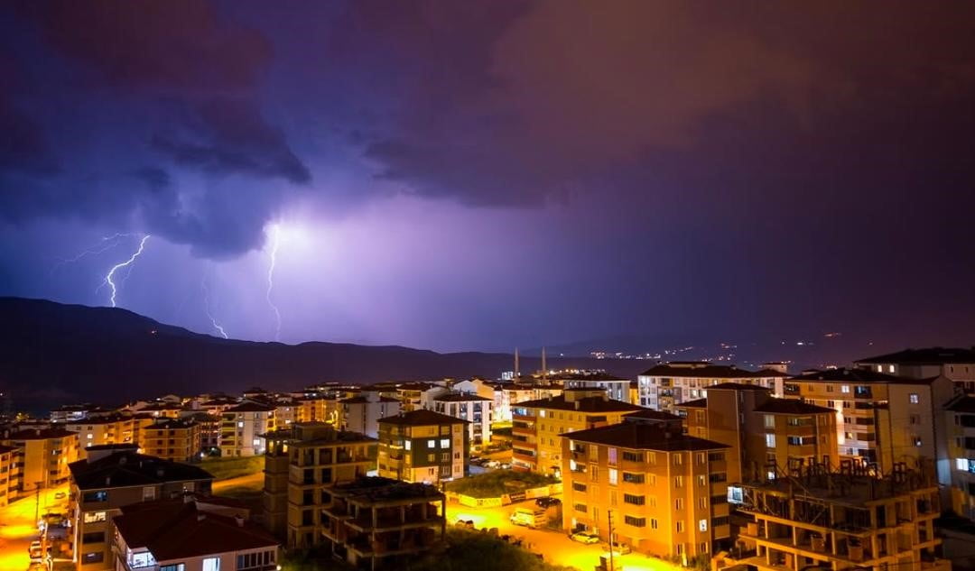 KARABÜK’TE GECE SAATLERİNDE GÖKYÜZÜNÜ AYDINLATAN ŞİMŞEKLER, ETKİLEYİCİ GÖRÜNTÜLER OLUŞTURDU. PEŞ...