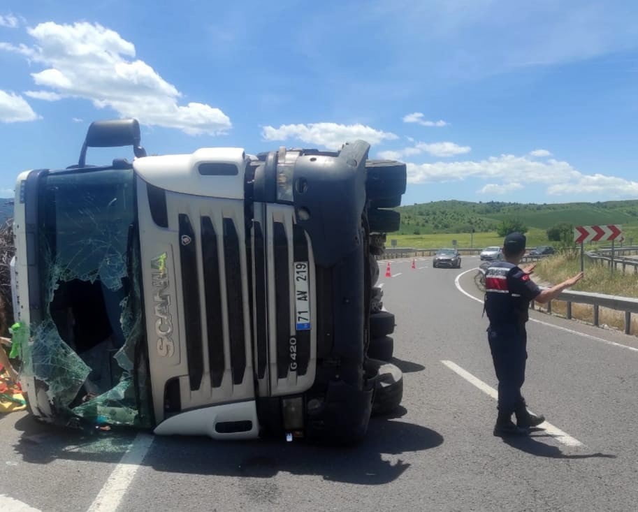 KARABÜK’TE HURDA İNŞAAT DEMİRİ YÜKLÜ TIRIN DEVRİLMESİ SONUCU SÜRÜCÜ YARALANDI.
