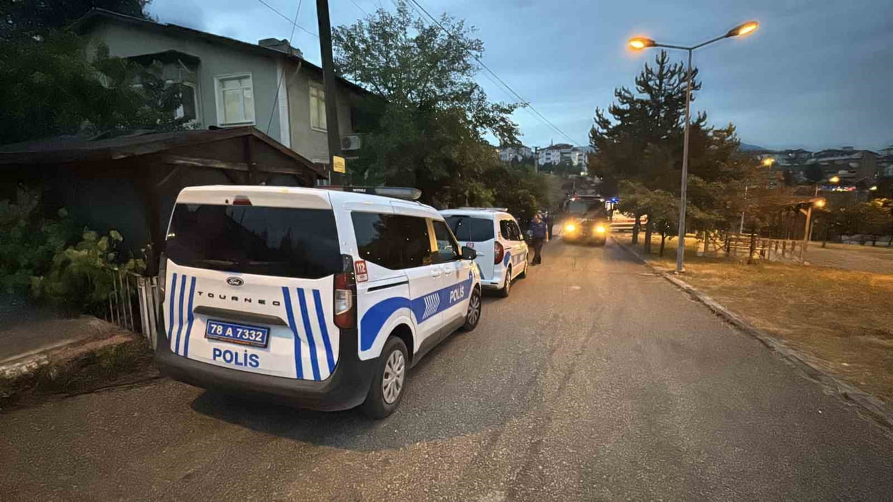 KARABÜK’TE İKİ KATLI BİR EVİN YANINDA BULUNAN ARDİYEDE ÇIKAN YANGIN, İTFAİYE EKİPLERİNİN...