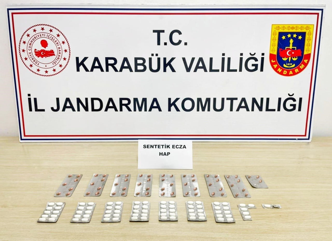 KARABÜK’TE JANDARMA EKİPLERİNCE DÜZENLENEN UYUŞTURUCU OPERASYONLARINDA SENTETİK ECZA HAP, ESRAR VE...