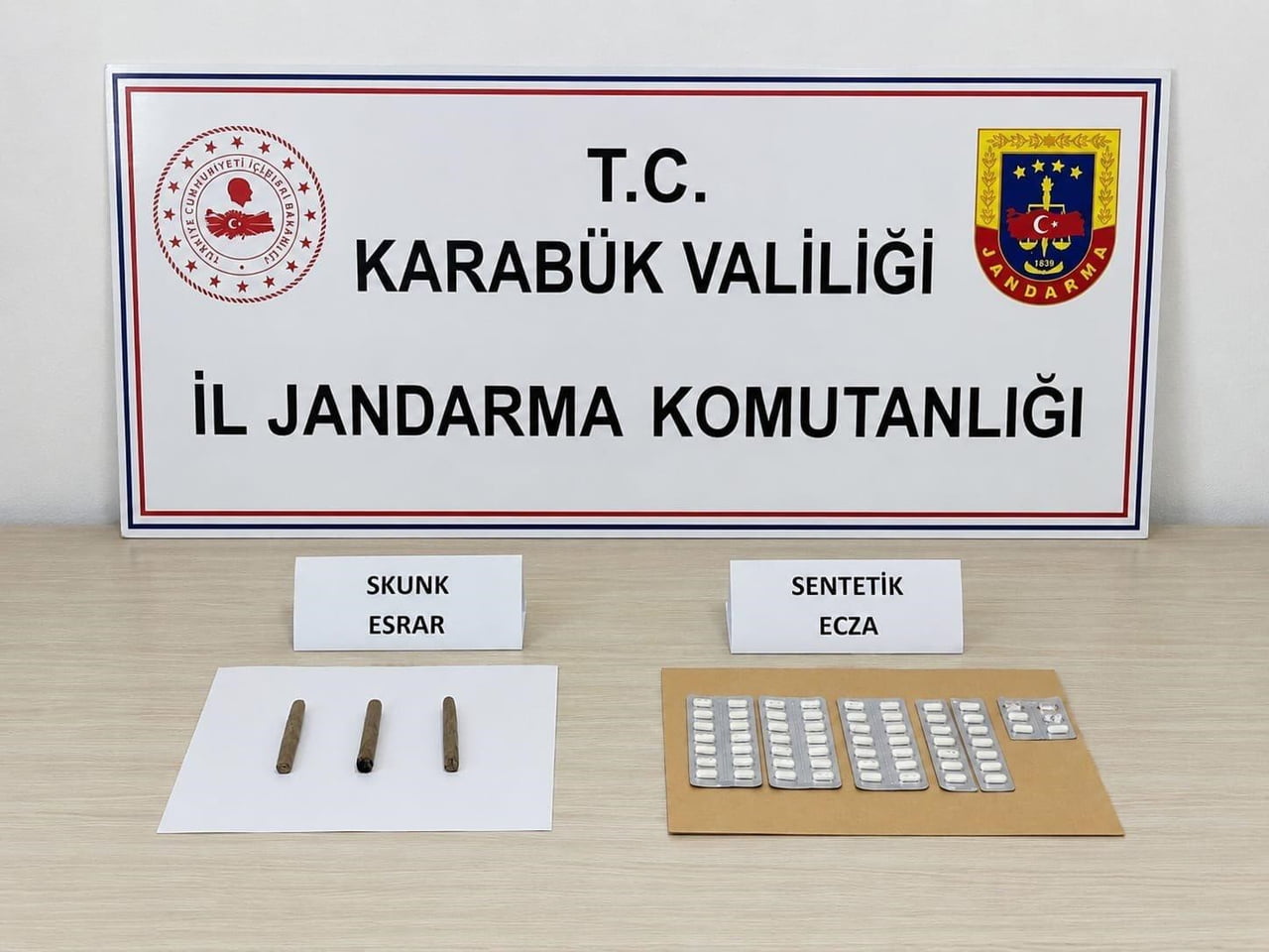 KARABÜK’TE JANDARMA EKİPLERİNCE DÜZENLENEN UYUŞTURUCU OPERASYONLARINDA SENTETİK ECZA HAP, SKUNK VE...