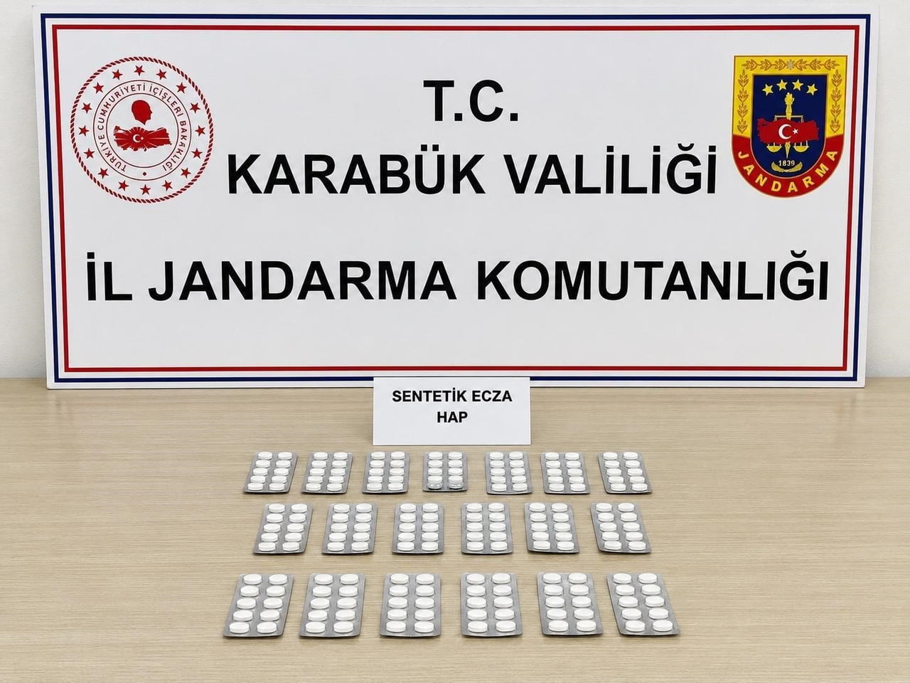 KARABÜK’TE JANDARMA EKİPLERİNCE DÜZENLENEN UYUŞTURUCU OPERASYONLARINDA SENTETİK ECZA HAP, SKUNK VE...