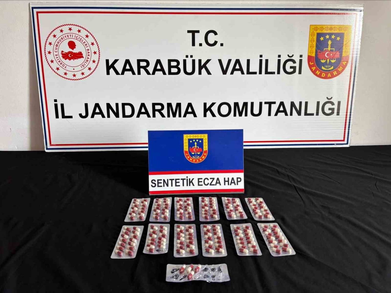 KARABÜK’TE JANDARMA EKİPLERİNCE DÜZENLENEN UYUŞTURUCU OPERASYONLARINDA SENTETİK ECZA HAP VE...