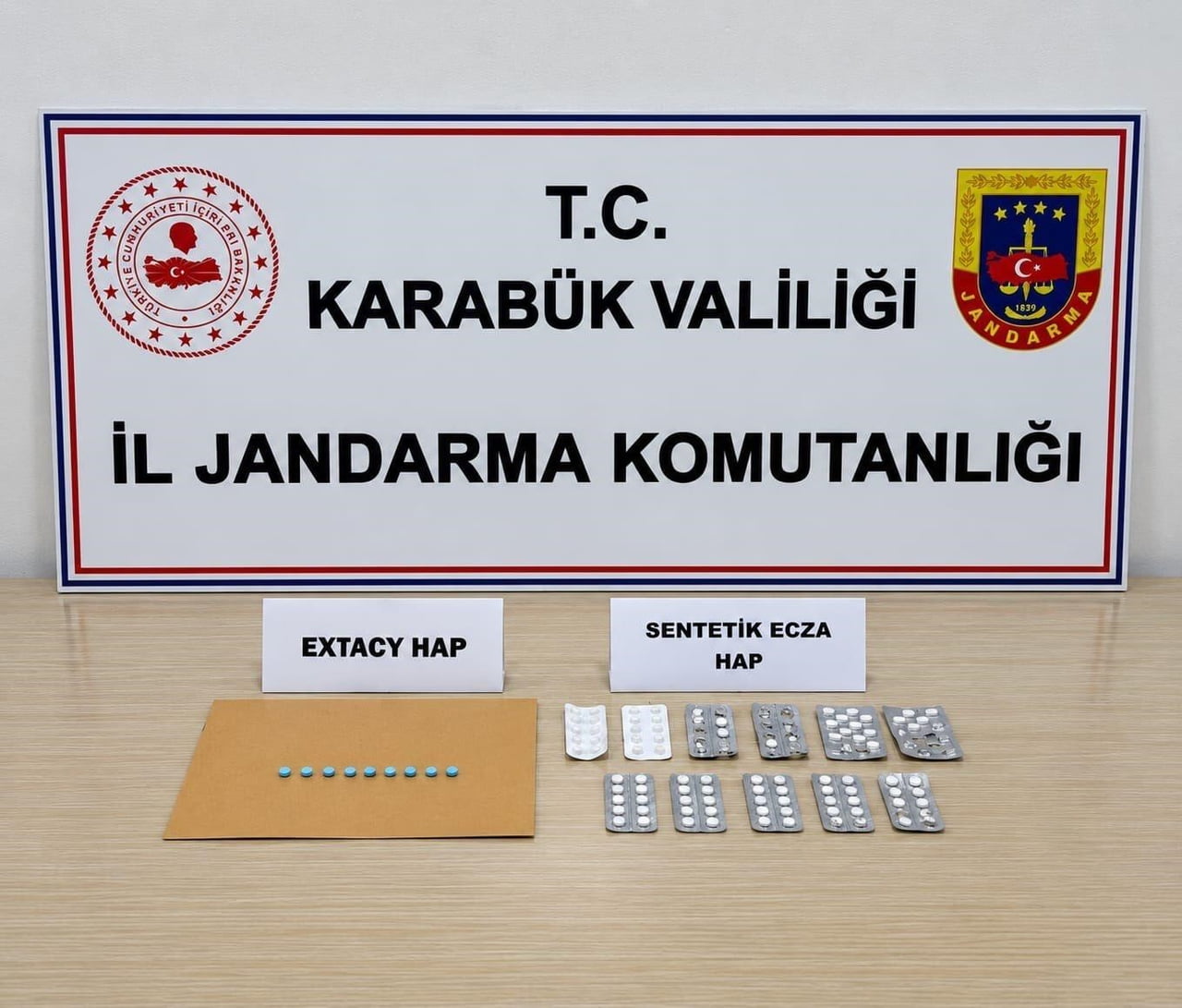 KARABÜK’TE JANDARMA EKİPLERİNCE DÜZENLENEN UYUŞTURUCU OPERASYONLARINDA SENTETİK ECZA VE EKSTAZİ...