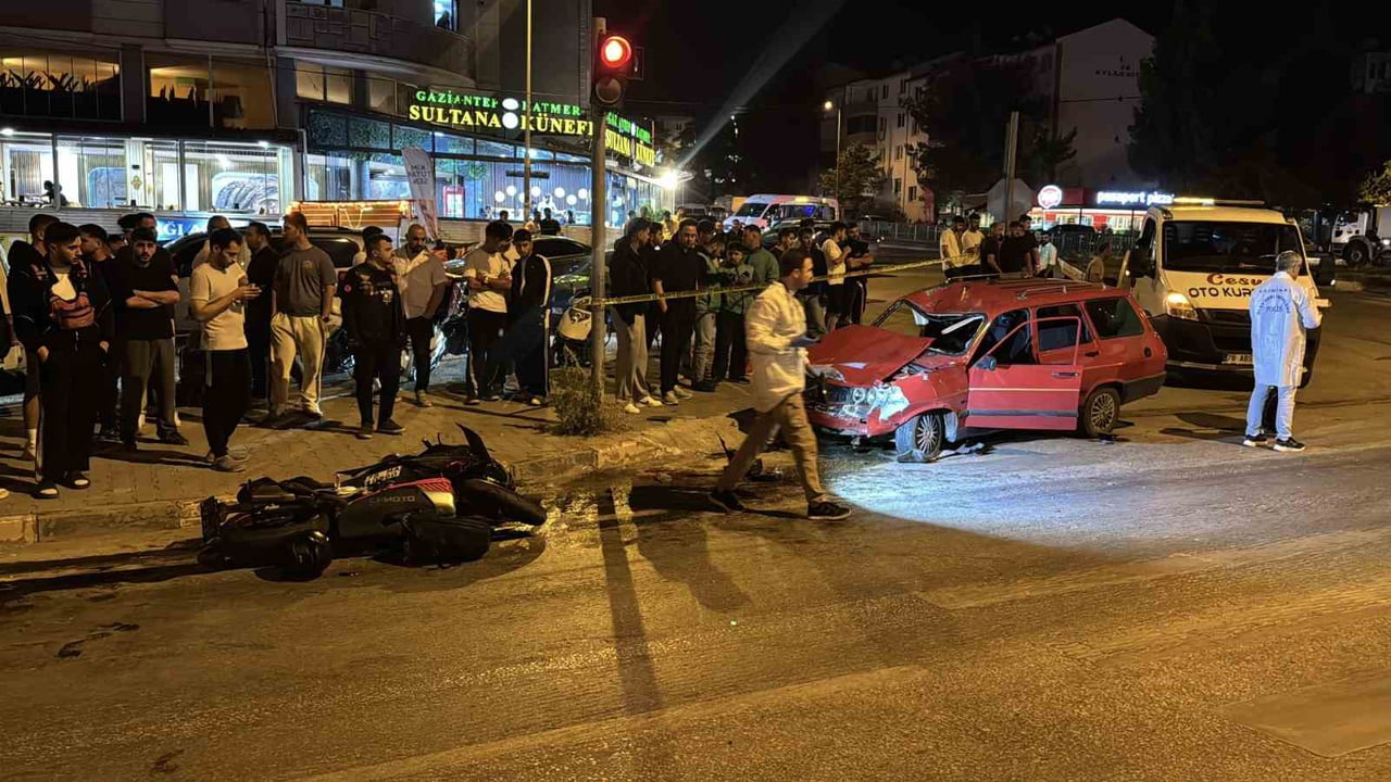 KARABÜK’TE KIRMIZI IŞIK İHLALİ YAPAN OTOMOBİLİN ÇARPMASI SONUCU METRELERCE SÜRÜKLENEN MOTOSİKLETLİ...