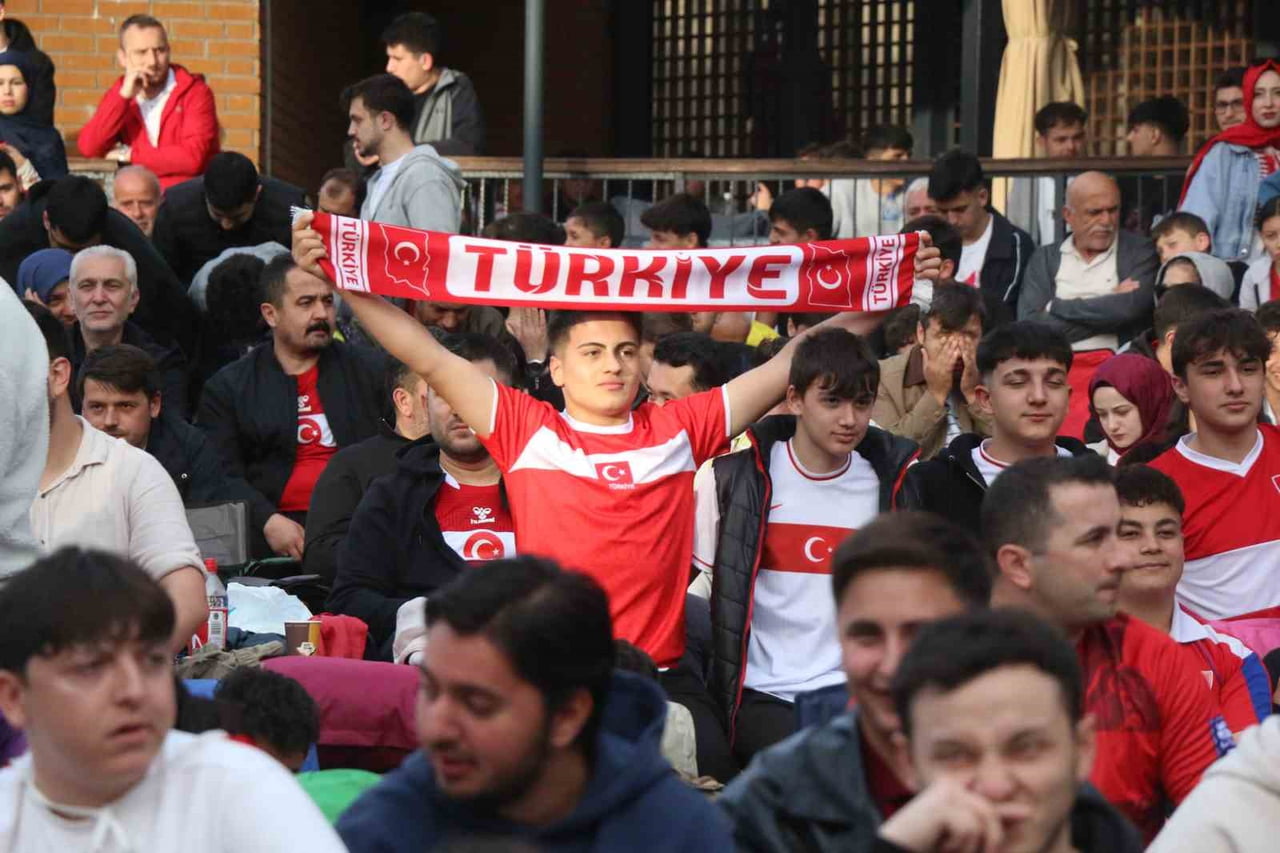 KARABÜK’TE VATANDAŞLAR, SABAHIN ERKEN SAATLERİNE RAĞMEN YENİŞEHİR YAZLIK SİNEMASI’NDA KURULAN DEV...