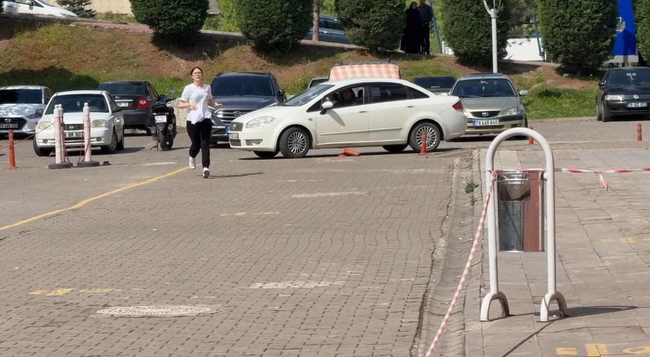 KARABÜK’TE YÜKSEKÖĞRETİM KURUMLARI SINAVI’NA (YKS) GİRMEK ÜZERE SINAV MERKEZİNE GELEN BİR ADAY...