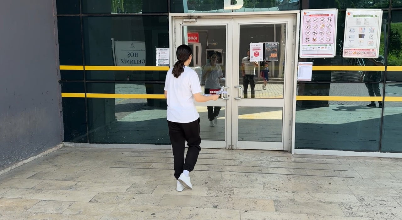 KARABÜK’TE YÜKSEKÖĞRETİM KURUMLARI SINAVI’NA (YKS) GİRMEK ÜZERE SINAV MERKEZİNE GELEN BİR ADAY...