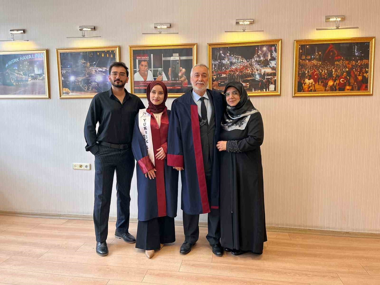 KARABÜK ÜNİVERSİTESİ'NDE DÜZENLENEN MEZUNİYET TÖRENİNDE 57 YAŞINDAKİ ABDULLAH ÖZEL İLE 29...