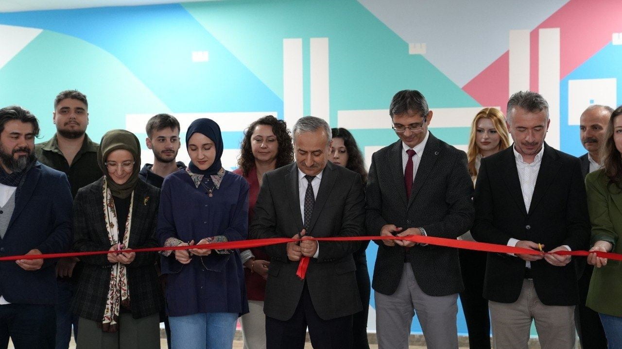 KARABÜK ÜNİVERSİTESİ GRAFİK TASARIMI BÖLÜMÜ AKADEMİSYENLERİ VE ÖĞRENCİLERİ TARAFINDAN YÜRÜTÜLEN...