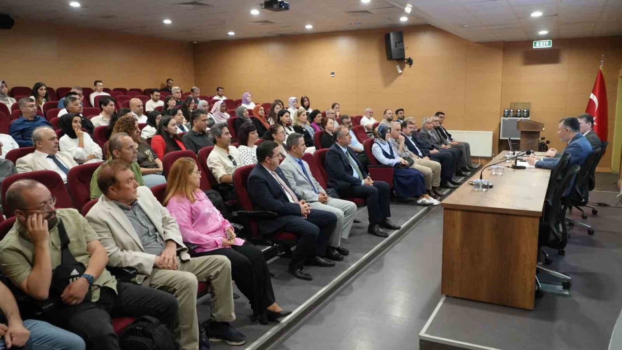 KARABÜK ÜNİVERSİTESİ REKTÖRÜ PROF. DR. FATİH KIRIŞIK, İNSAN VE TOPLUM BİLİMLERİ FAKÜLTESİ İLE...
