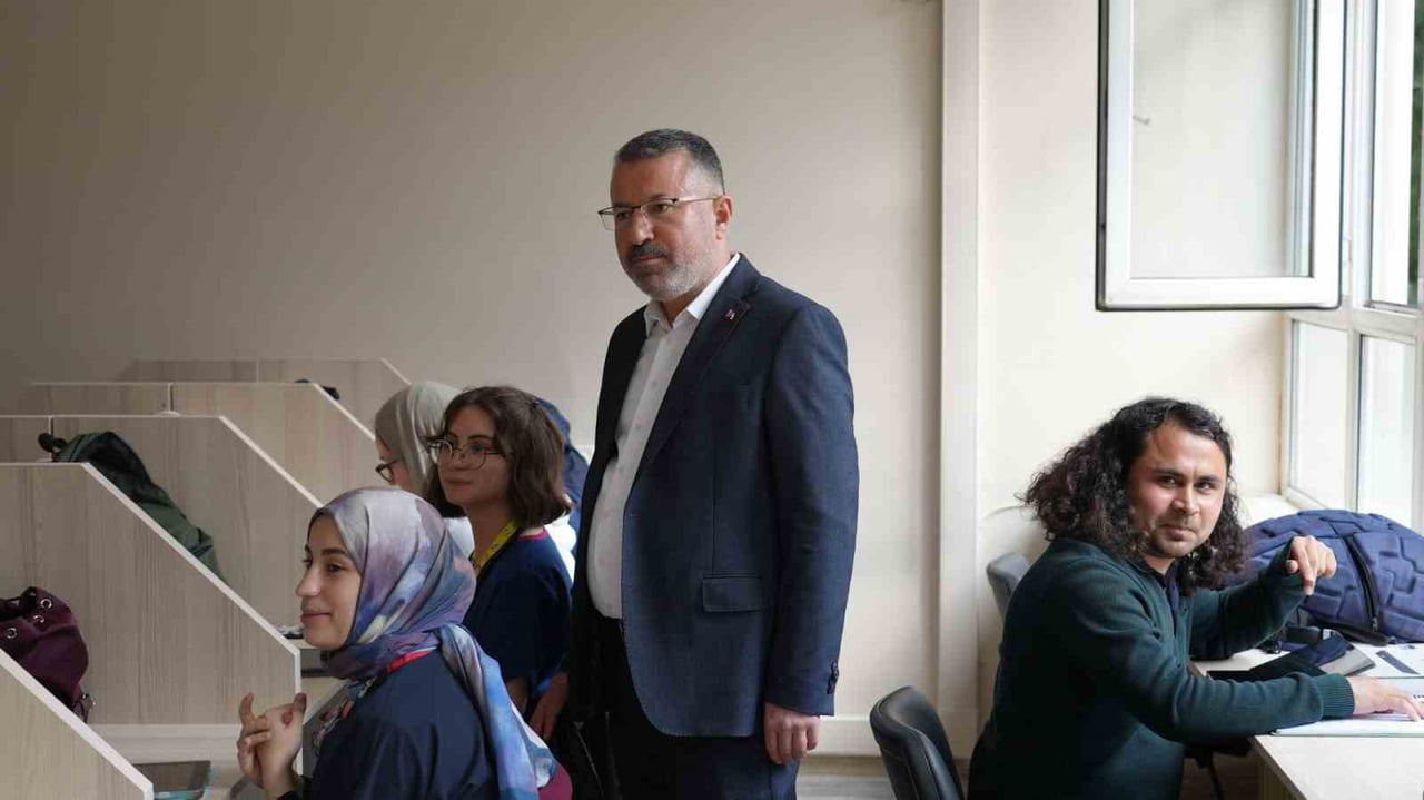 KARABÜK ÜNİVERSİTESİ REKTÖRÜ PROF. DR. FATİH KIRIŞIK, TIP FAKÜLTESİ EK HİZMET BİNASINDA...