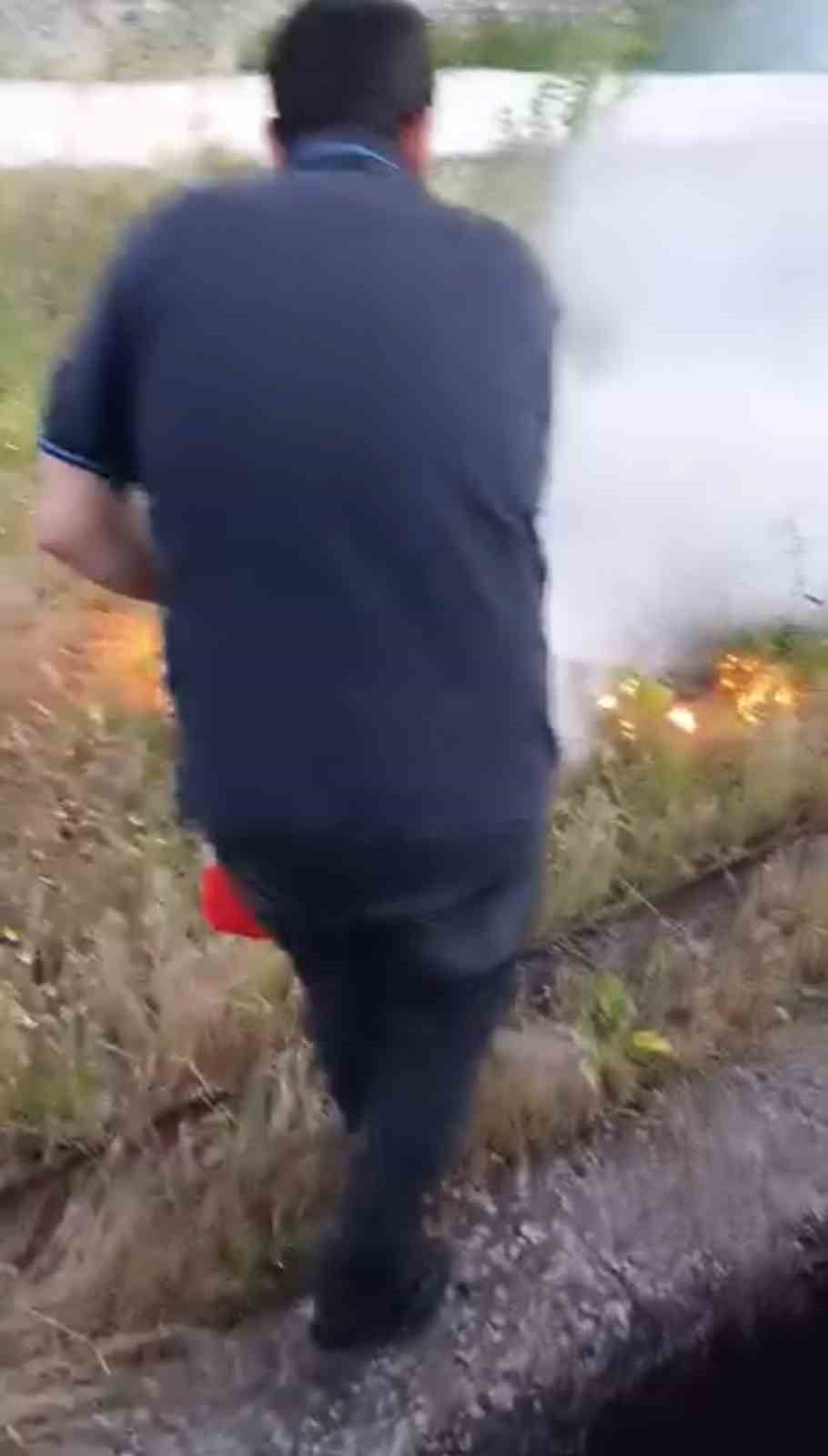KARABÜK YÖNÜNE SEYİR HALİNDE OLAN YÜK TRENİ MAKİNİSTLERİ, DEMİRYOLU HATTI YAKININDA ÇIKAN ANIZ...