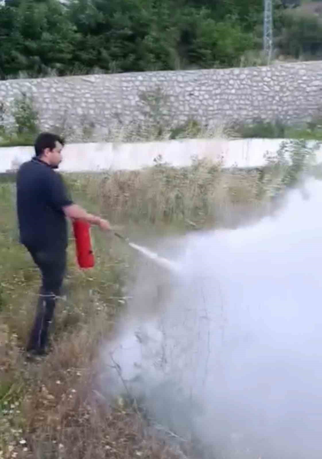 KARABÜK YÖNÜNE SEYİR HALİNDE OLAN YÜK TRENİ MAKİNİSTLERİ, DEMİRYOLU HATTI YAKININDA ÇIKAN ANIZ...