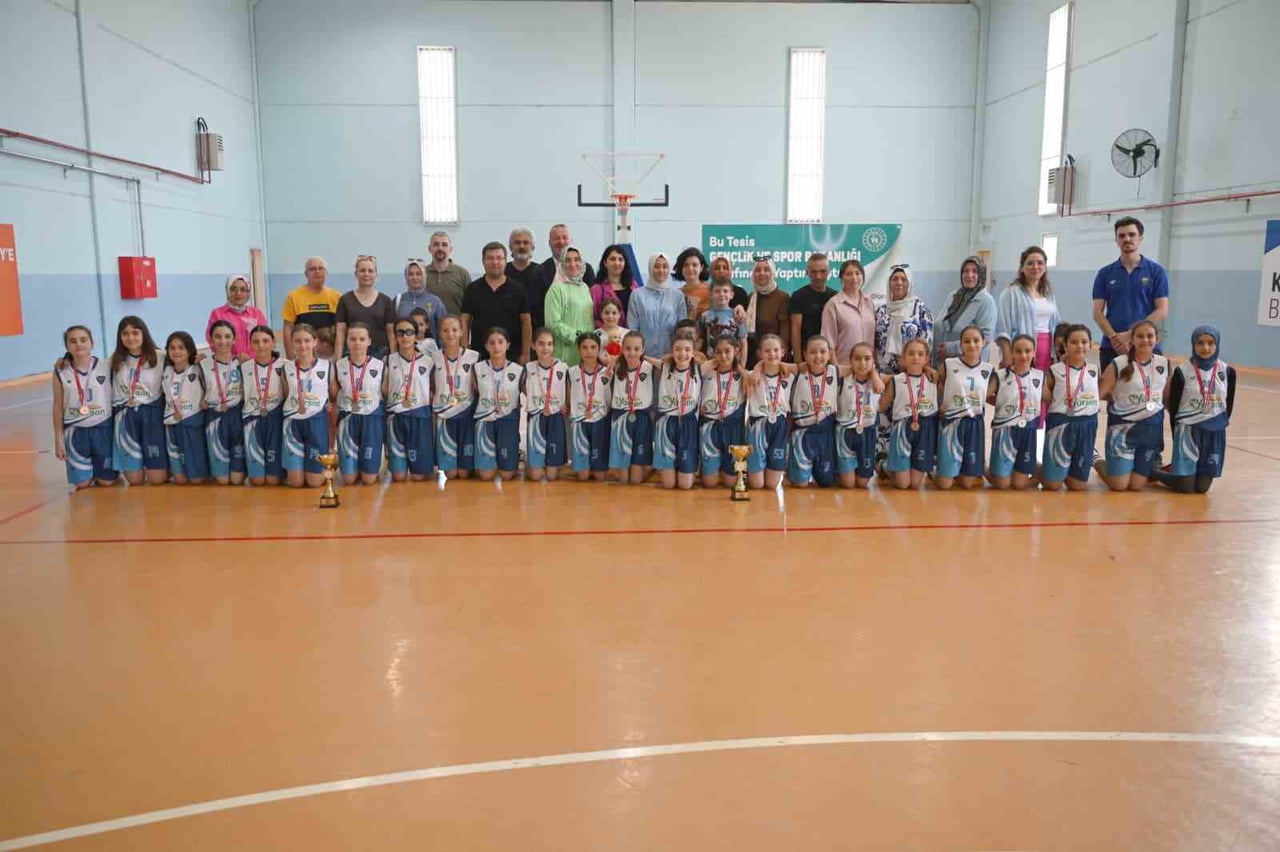 KARACABEY BELEDİYESPOR'UN MİNİK KIZ BASKETBOL TAKIMLARI, BURSA GENELİNDE DÜZENLENEN LİGLERDE ELDE...