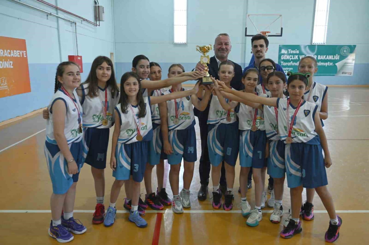 KARACABEY BELEDİYESPOR'UN MİNİK KIZ BASKETBOL TAKIMLARI, BURSA GENELİNDE DÜZENLENEN LİGLERDE ELDE...