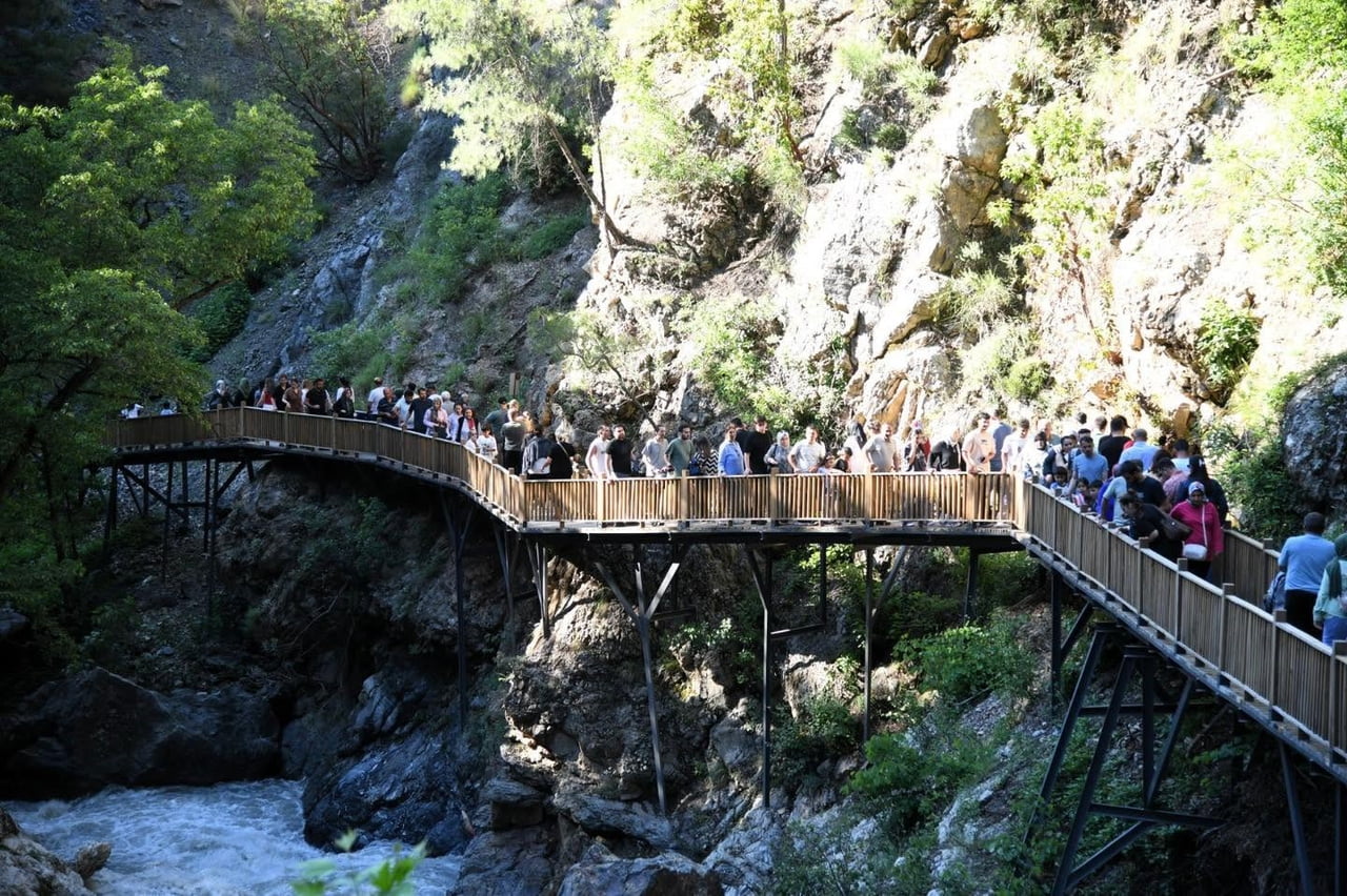KARAÇAY SAKLI ŞELALESİ, EŞSİZ MANZARASI, SERİN HAVASI VE HUZUR VEREN ATMOSFERİYLE DOĞAYLA İÇ İÇE...