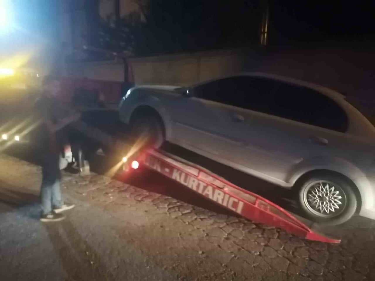KARAKOL YOLUNA PARK EDİLEN ARAÇLAR ÇEKİCİYLE KALDIRILDI