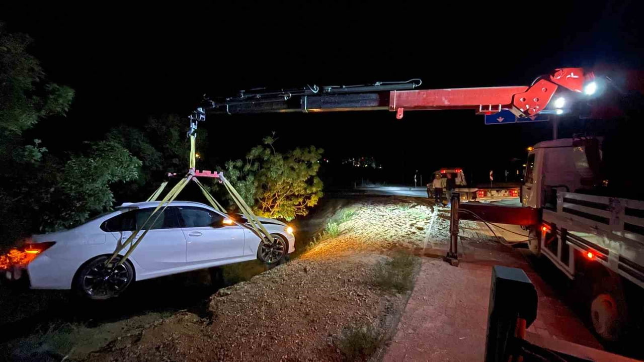 KARAMAN'DA AĞAÇLIK ALANA UÇAN OTOMOBİLİN ACİL ÇAĞRI SİSTEMİ EKİPLERİ HAREKETE GEÇİRDİ. KAZA YERİNE...