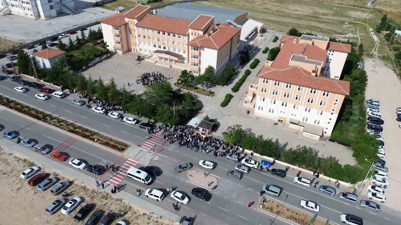 KARAMAN'DA BİNLERCE ÖĞRENCİ SABAHIN ERKEN SAATLERİNDE SINAV MERKEZLERİNİN YOLUNU TUTTU.